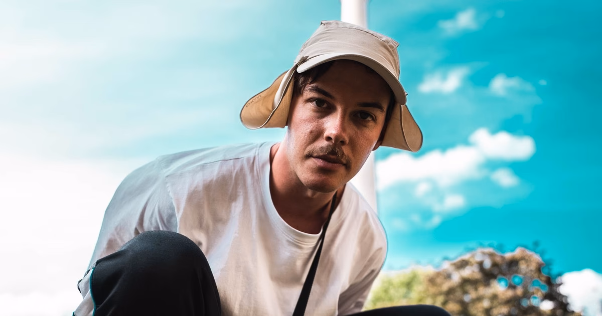 In welcher Stadt wohnt Adrian Vogt?