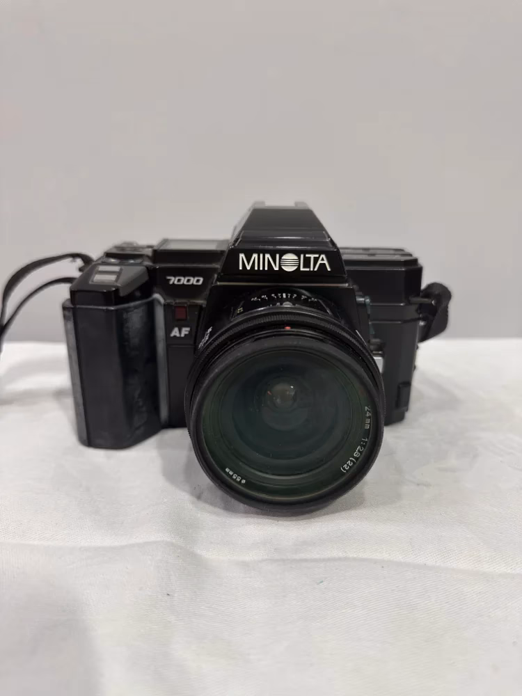Wie spult man Minolta Maxxum 7000 zurück?