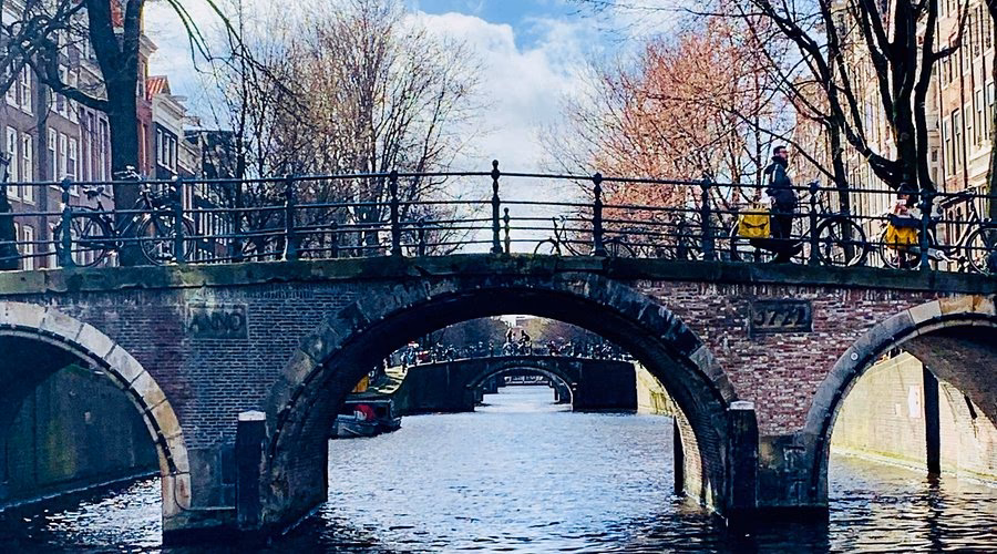 Warum haben Häuser in Amsterdam Haken?