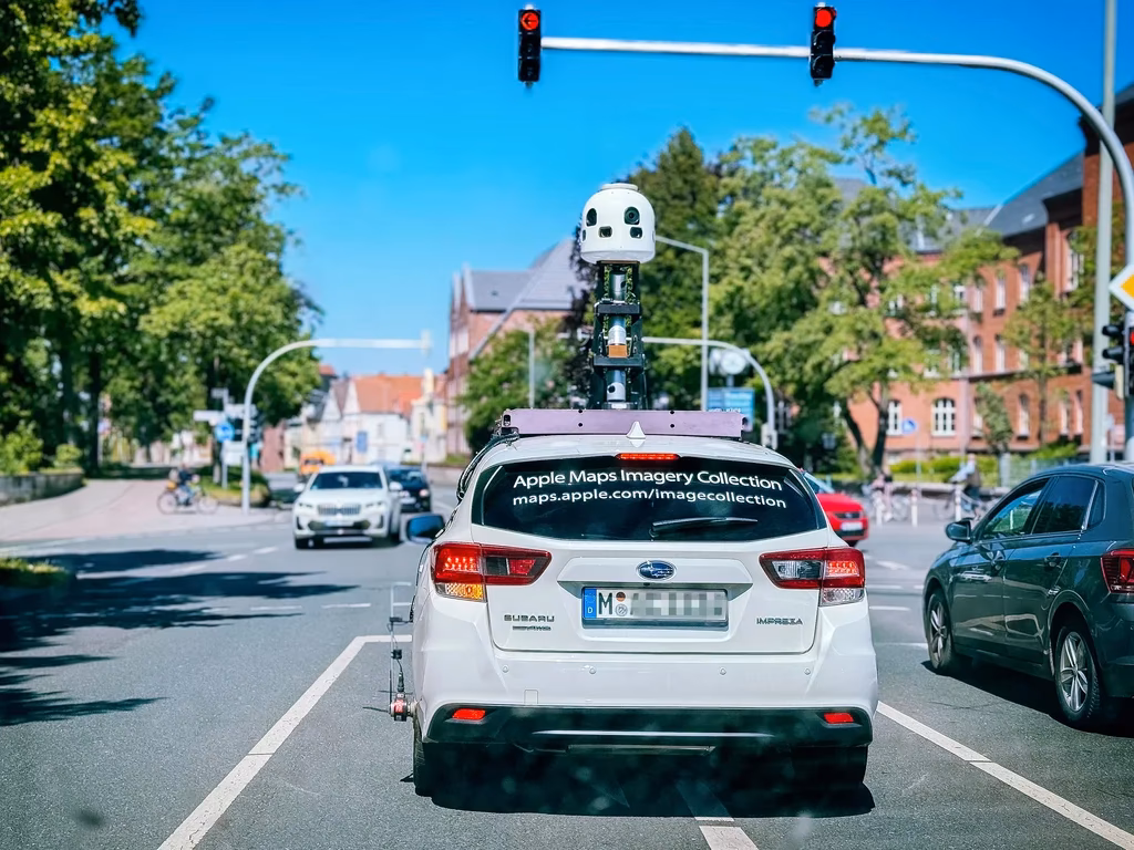 How do I change the Street View photo?