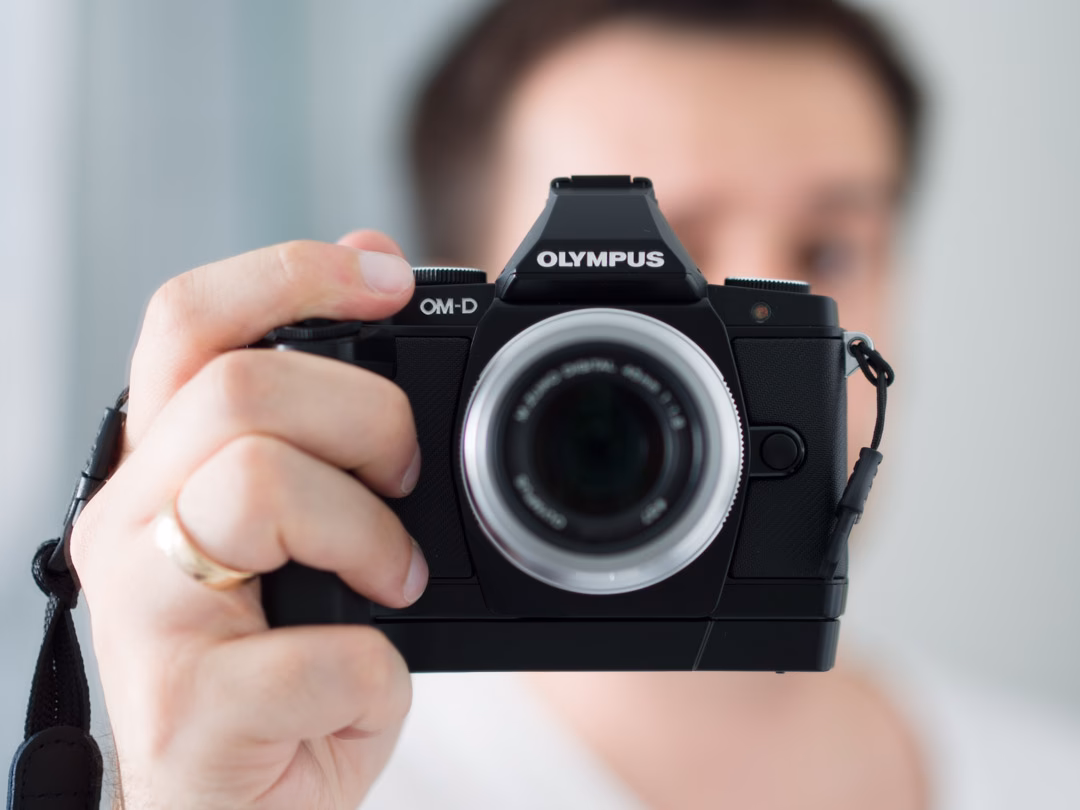 Wie stelle ich den manuellen Fokus bei der Olympus OMD E M10 ein?