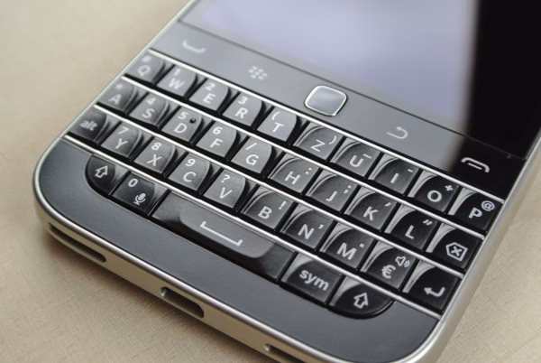 Wie schalte ich ein Blackberry Classic ein?