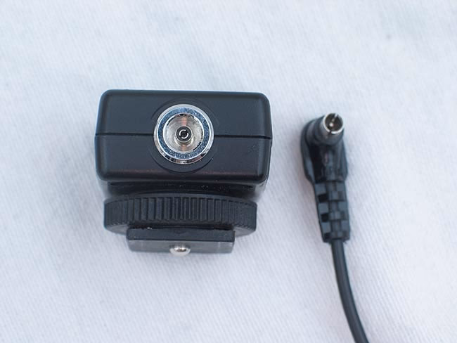 Wie verbinde ich den Blitz mit der Kamera?