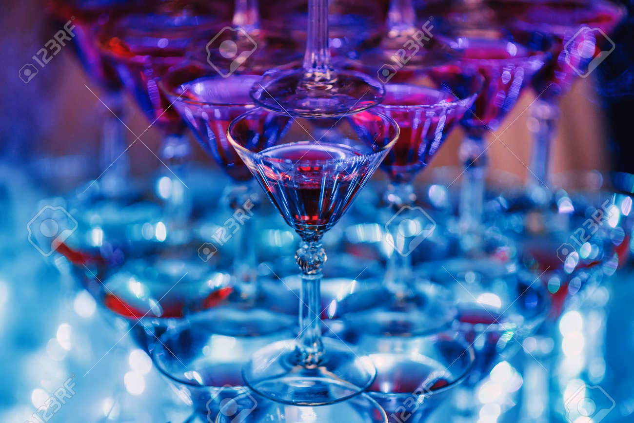 Wie wird ein hohes Cocktailglas genannt, das Platz bis zu 350 ml hat?