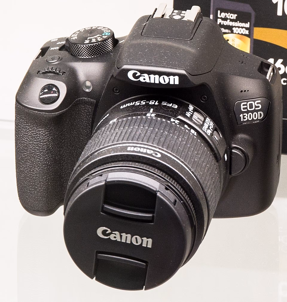 Welches Objektiv wird in der Canon 1300D verwendet?