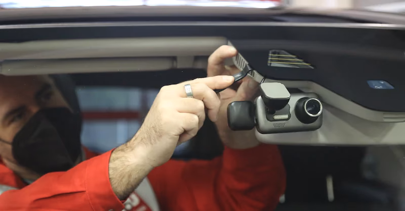 Wie setzt man eine Dashcam an eine Scheibe befestigen?