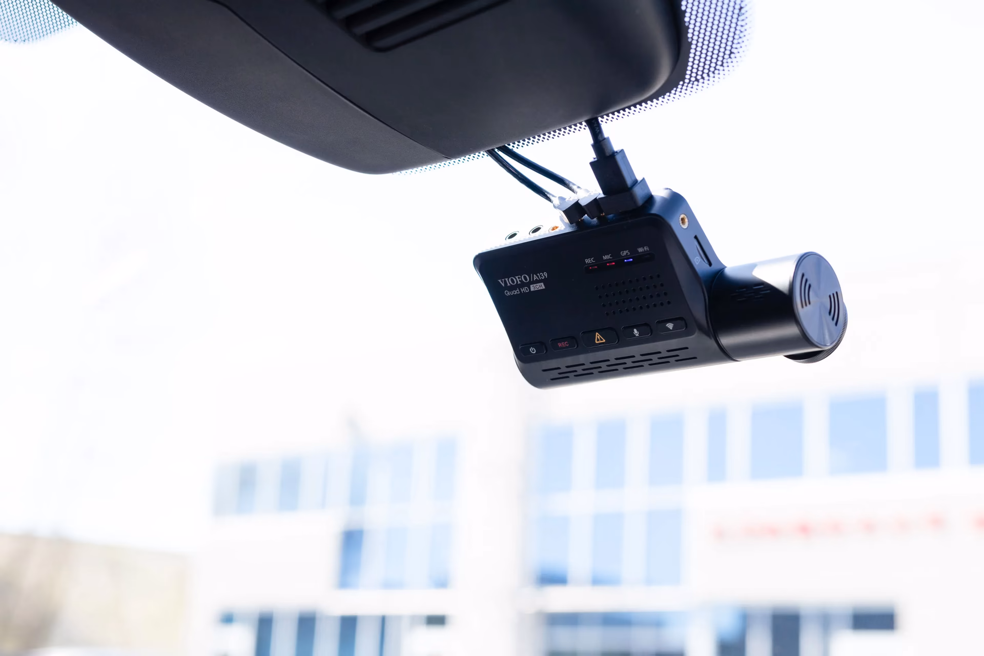 Wie kann ich eine Dashcam an der Windschutzscheibe befestigen?