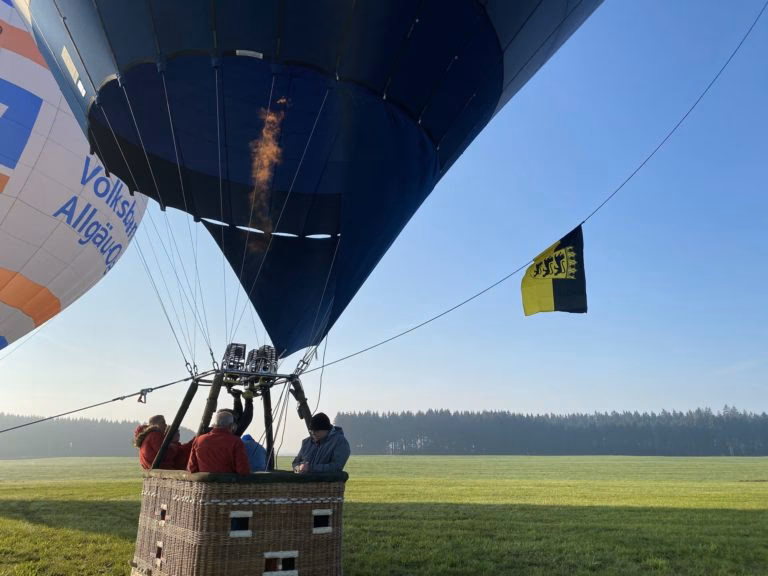 Wie bringt man einen Heißluftballon zum Sinken?