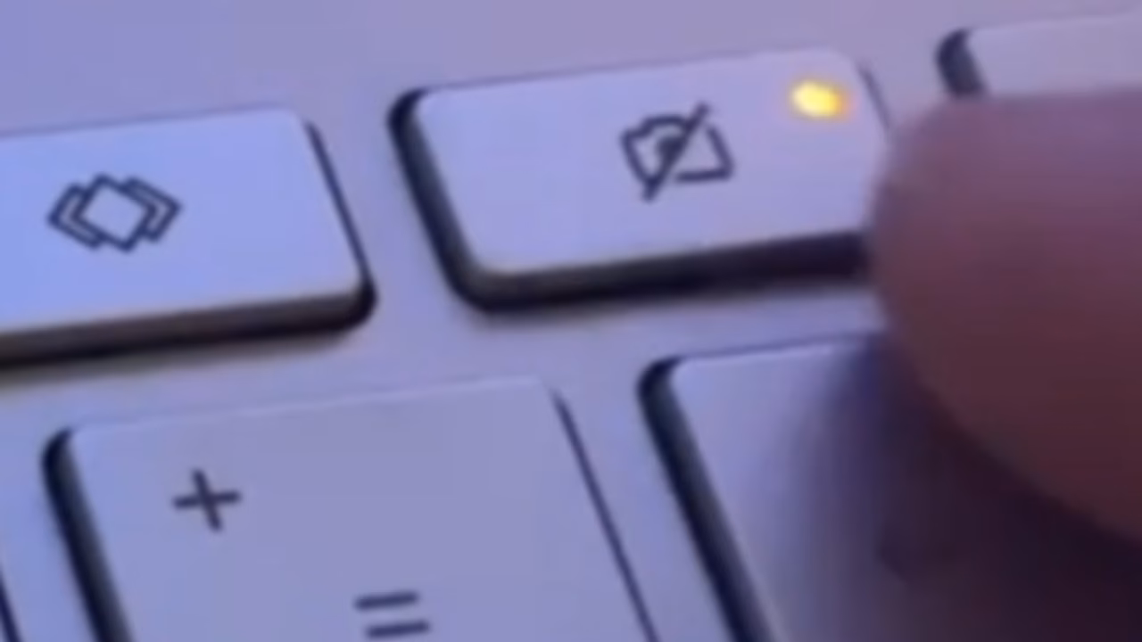 Wie schalte ich die Kamera des HP Envy ein?