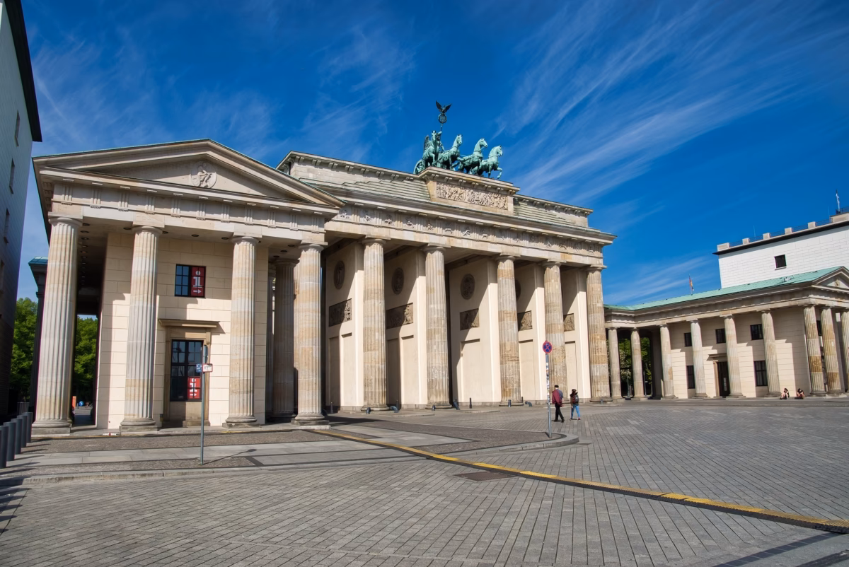 Was bedeutet das Holstentor auf Latein?