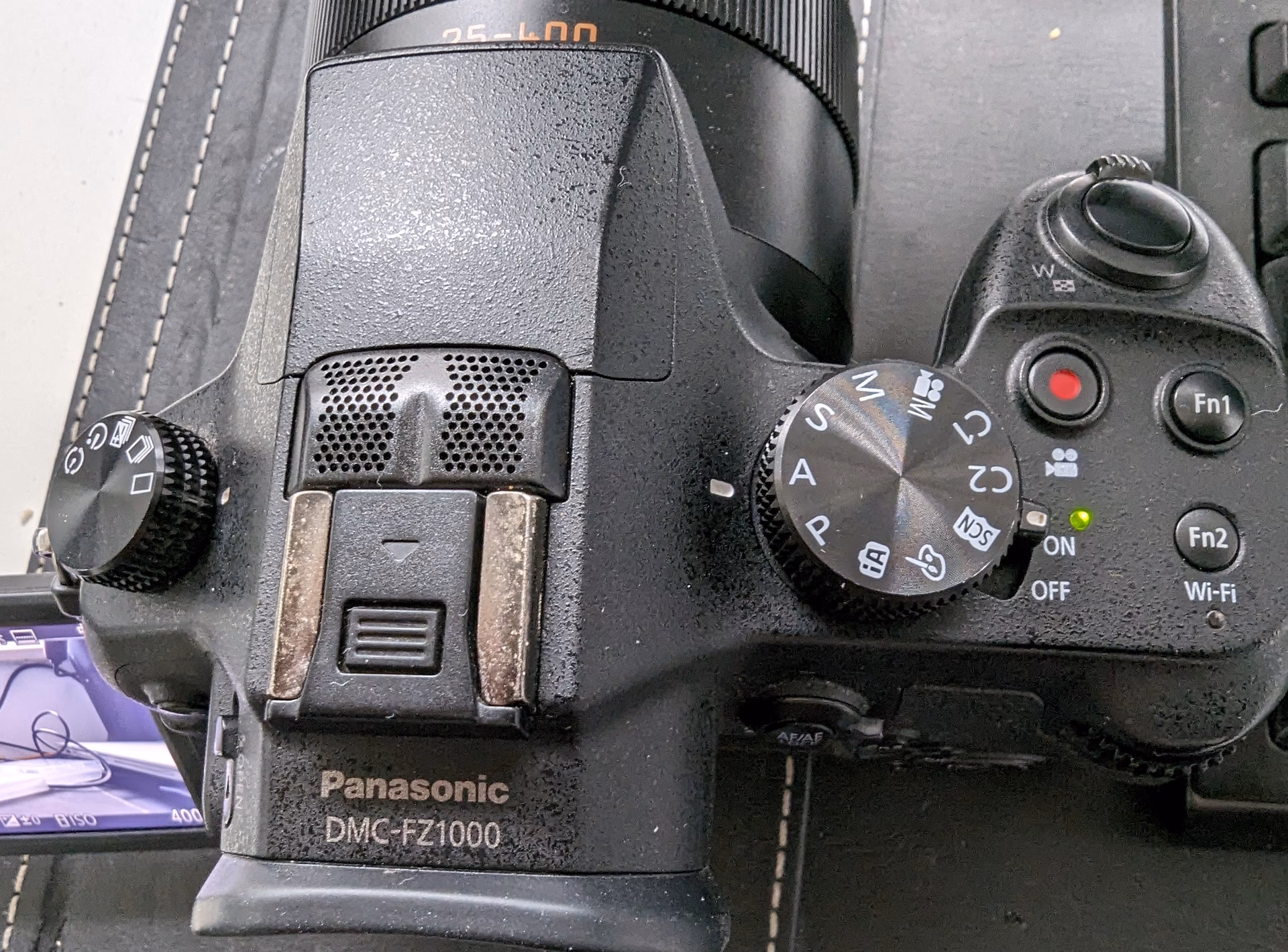 Wie lädt man die Lumix Kamera auf?