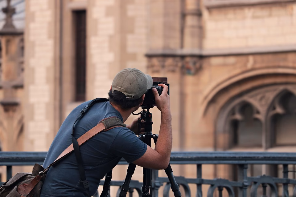 Welche Stadt hat der Mann mit der Filmkamera eingefangen?