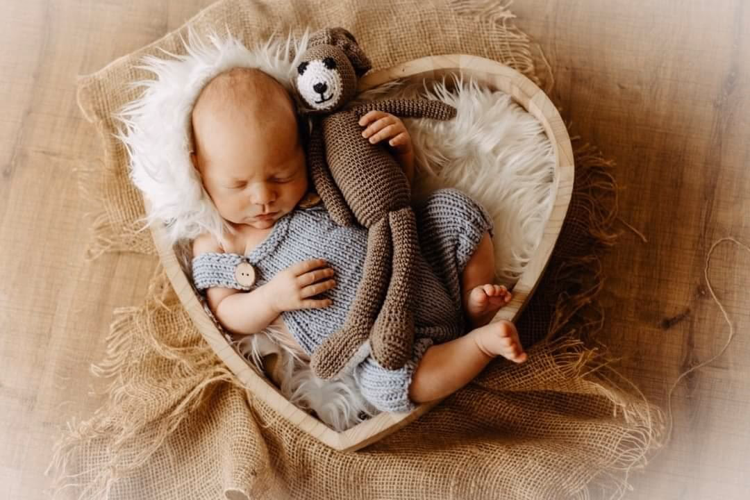 Was sollte man einem Neugeborenen für Fotos anziehen?