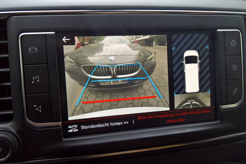 Wie parkt man mit dem Auto rückwärts ein?