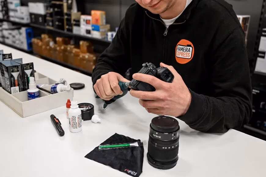 Wann sollte ich meinen Kamerasensor reinigen lassen?