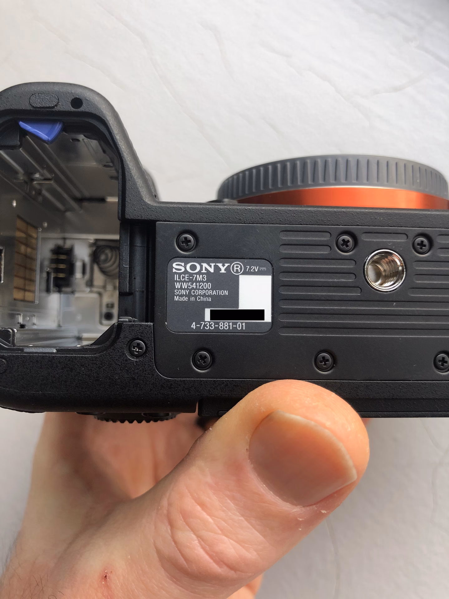 Wo finde ich die Seriennummer meiner Sony Kamera?