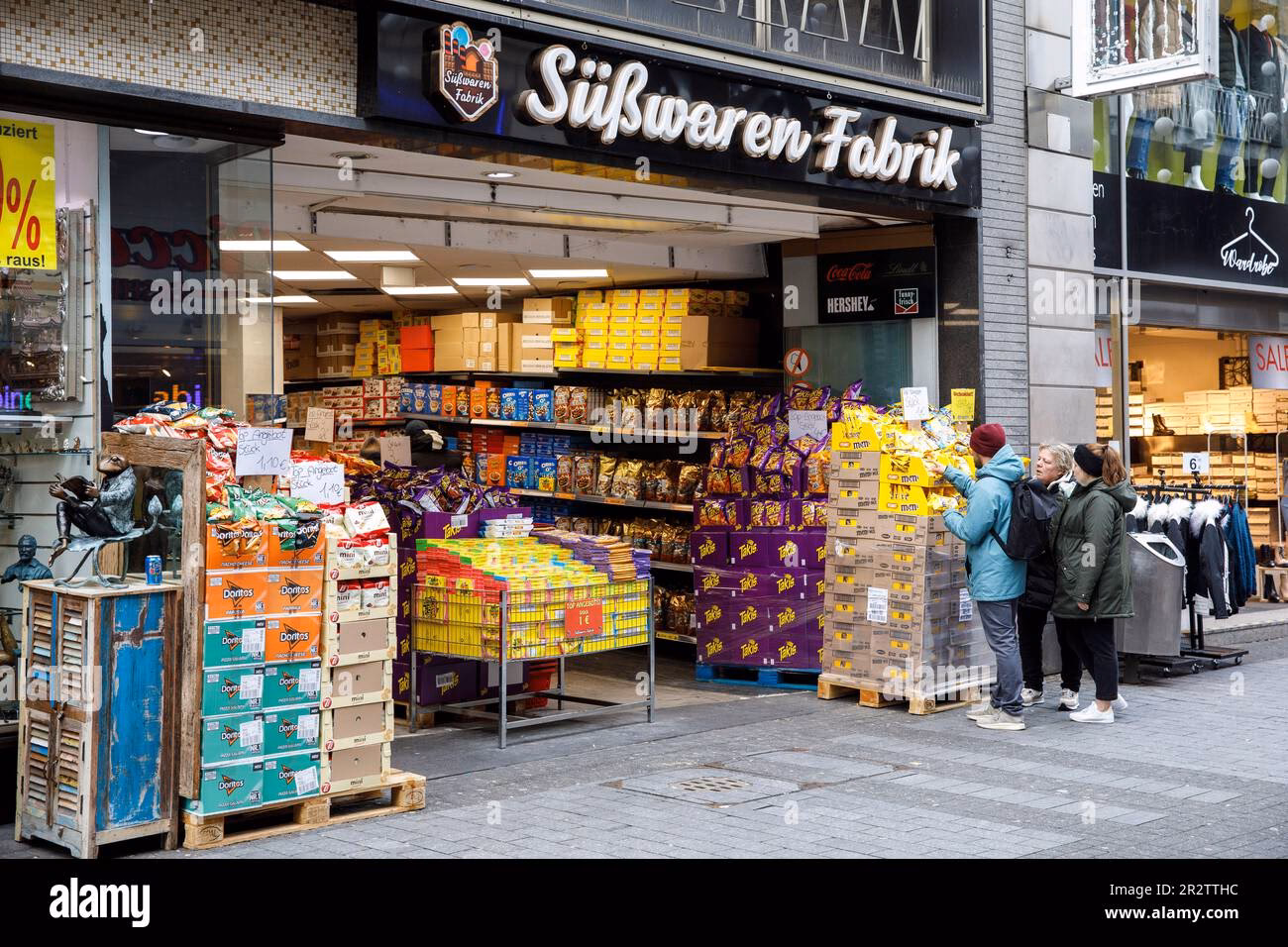 Wie alt ist Candy Shop?