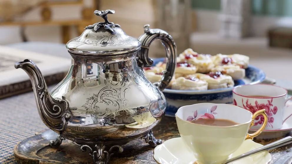 Wie kommt der Tee nach England?