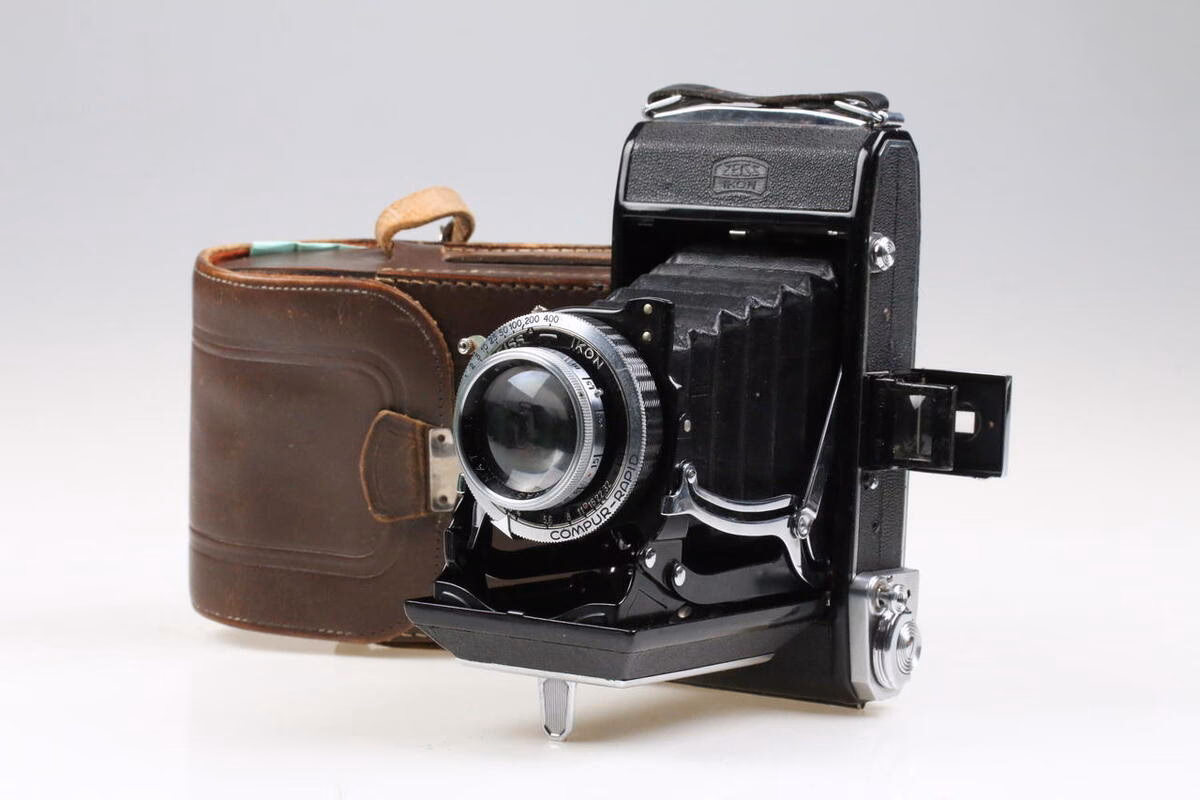 Wie alt ist die Zeiss Ikon Kamera?
